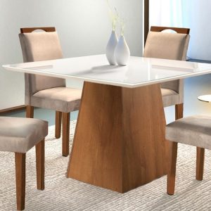 sala de jantar com uma mesa com quatro cadeiras