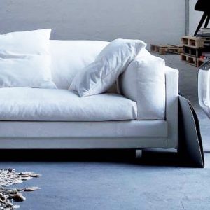 sala de estar com um sofá novo branco