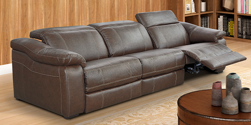 sala de estar com sofá de couro reclinável