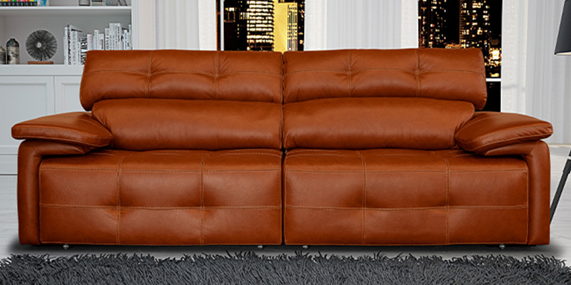 sala de estar com sofá de couro marrom